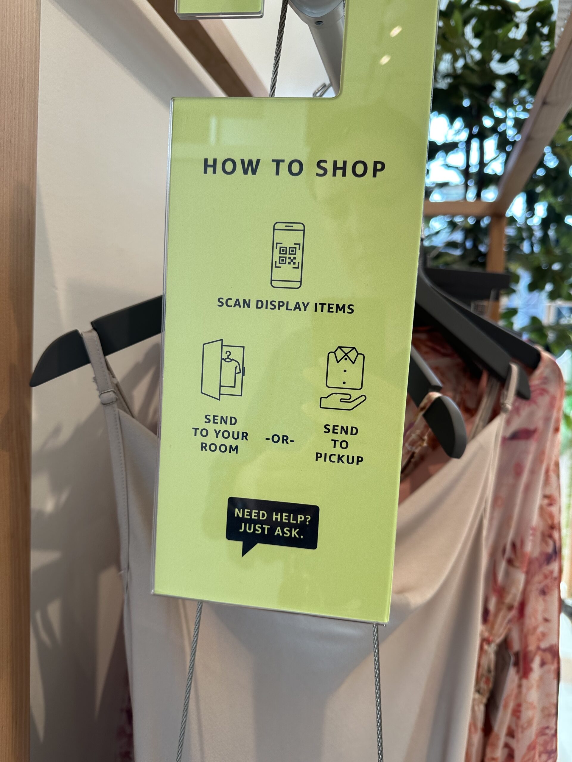 Instrucciones de compra usando el dispositivo móvil en una tienda física de Amazon Style